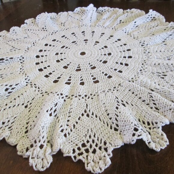 Vtg large 22"(56cm)round crocheted ecru white cotten table doily 22"(56cm) x 22" - Picture 2 of 11